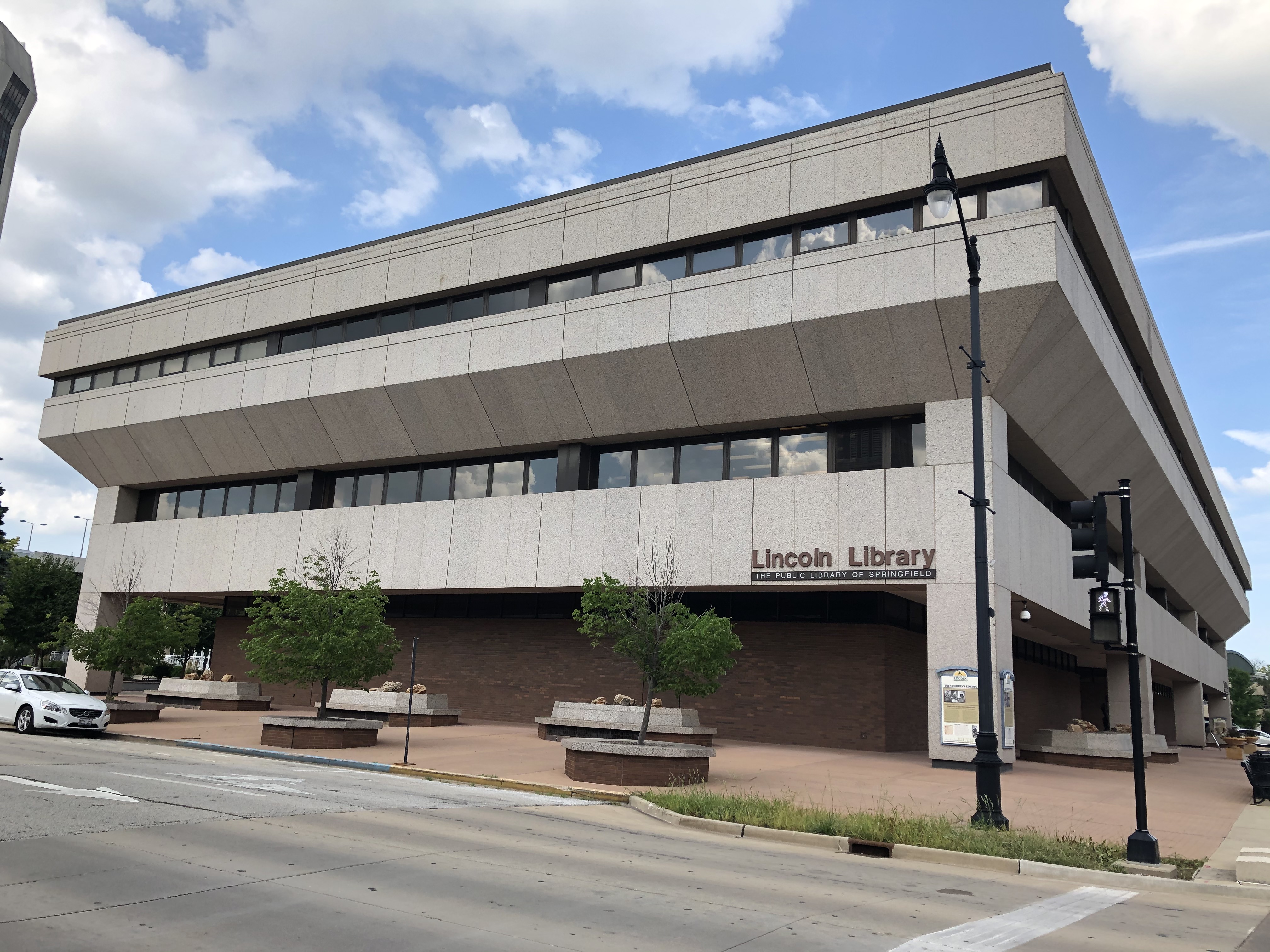 Exterior photo of Lincoln Library building